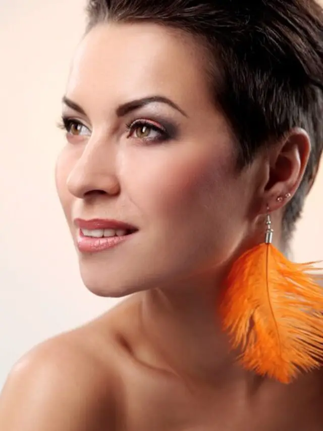 glamour-gorgeous-brunette-with-feather-earring_144627-1421